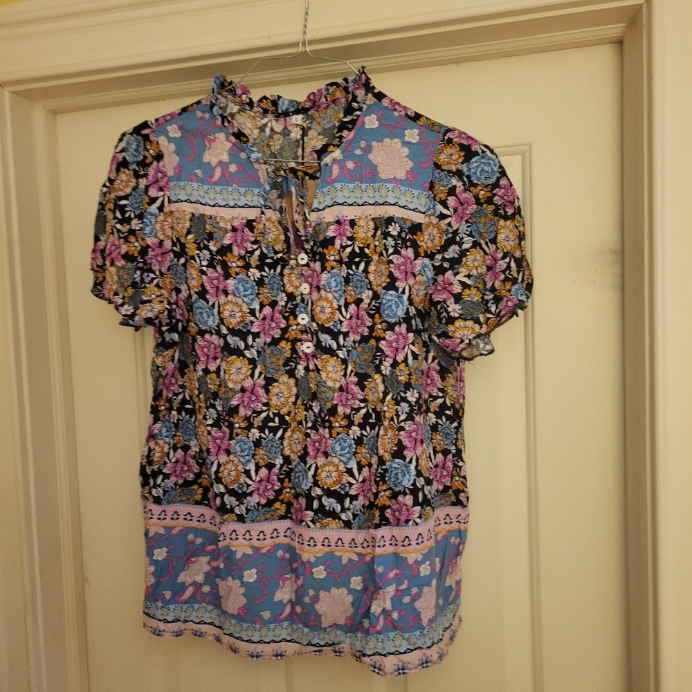 NWT Woman's Casual Lightweight Multicolor Flowery Short Sleeves Size L/XL